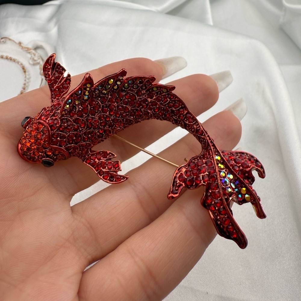 New! Red Crystal Fish Brooch – Sparkling Statement Pin, Luxury Animal - Picture 3 of 6
